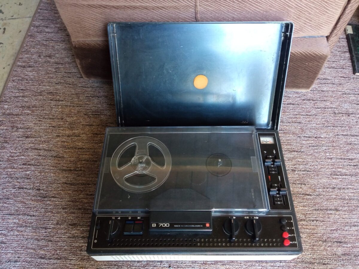 Magnetofon Tesla B700