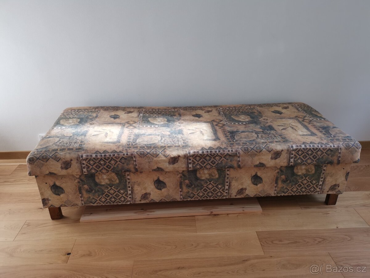 Válenda s úložným prostorem