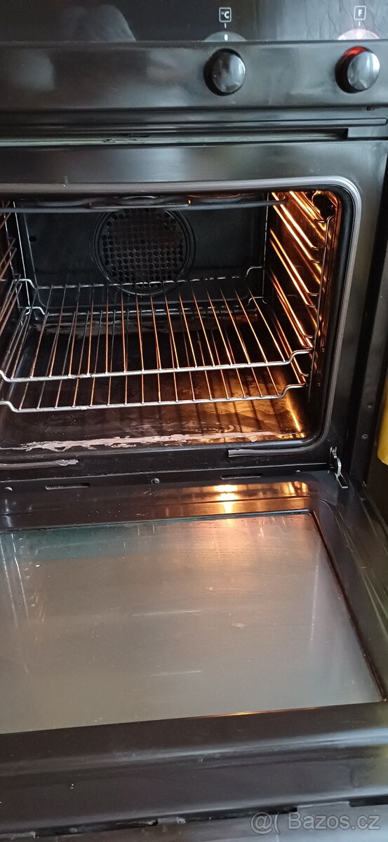 Vestavéná elektrická trouba