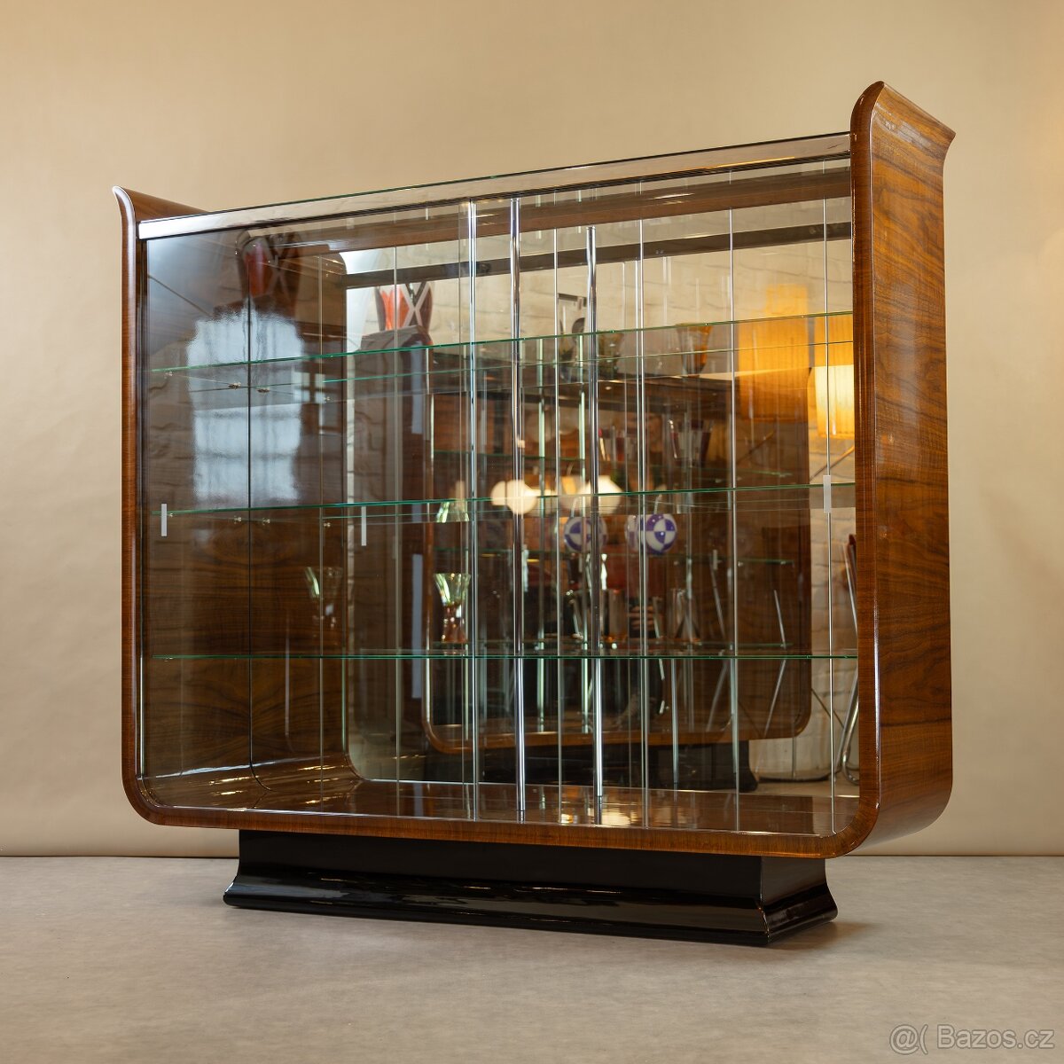 SKLENÍK..VITRÍNA TULIPÁN-UP ZÁVODY..J. HALABALA