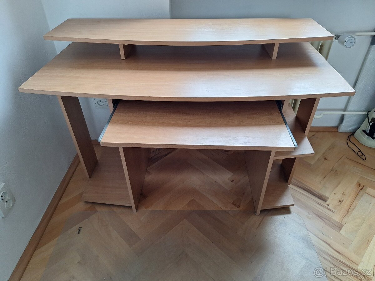 Pracovní počítačový stůl
