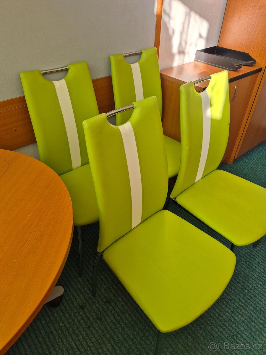 4 zidle a kulaty stul