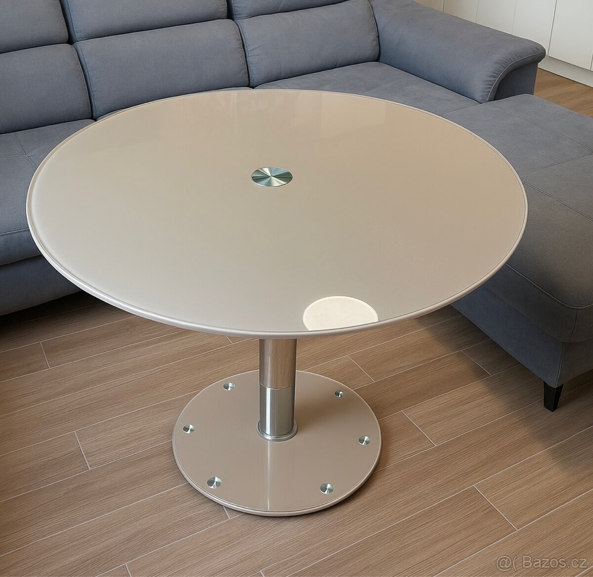 Skleněný jídelní stůl