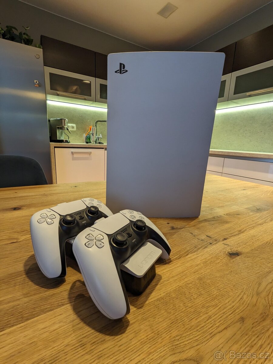 Playstation 5 (PS5) v super stavu + 2 ovladače + nabíječka
