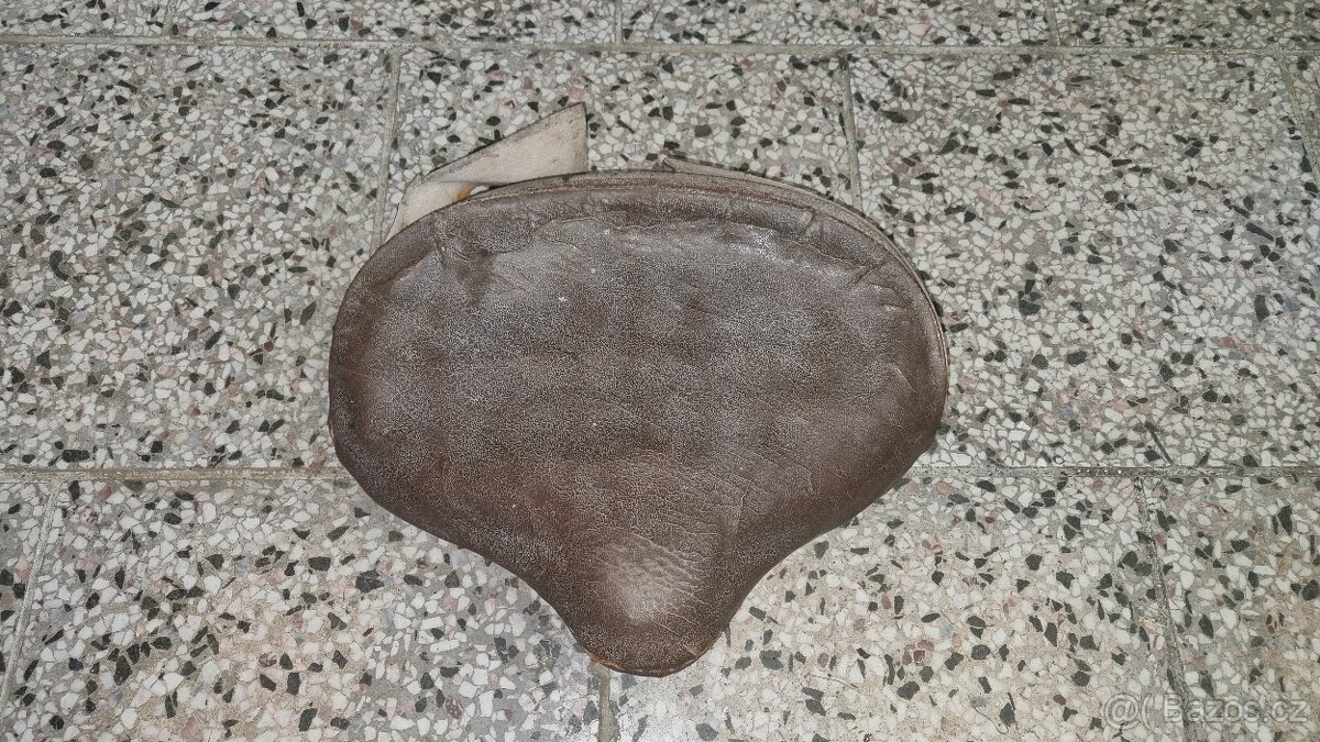 Jawa 250, 350 Pérák - sedlo