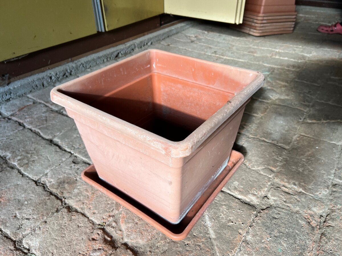 Květináče 20 x 20 + podmisky