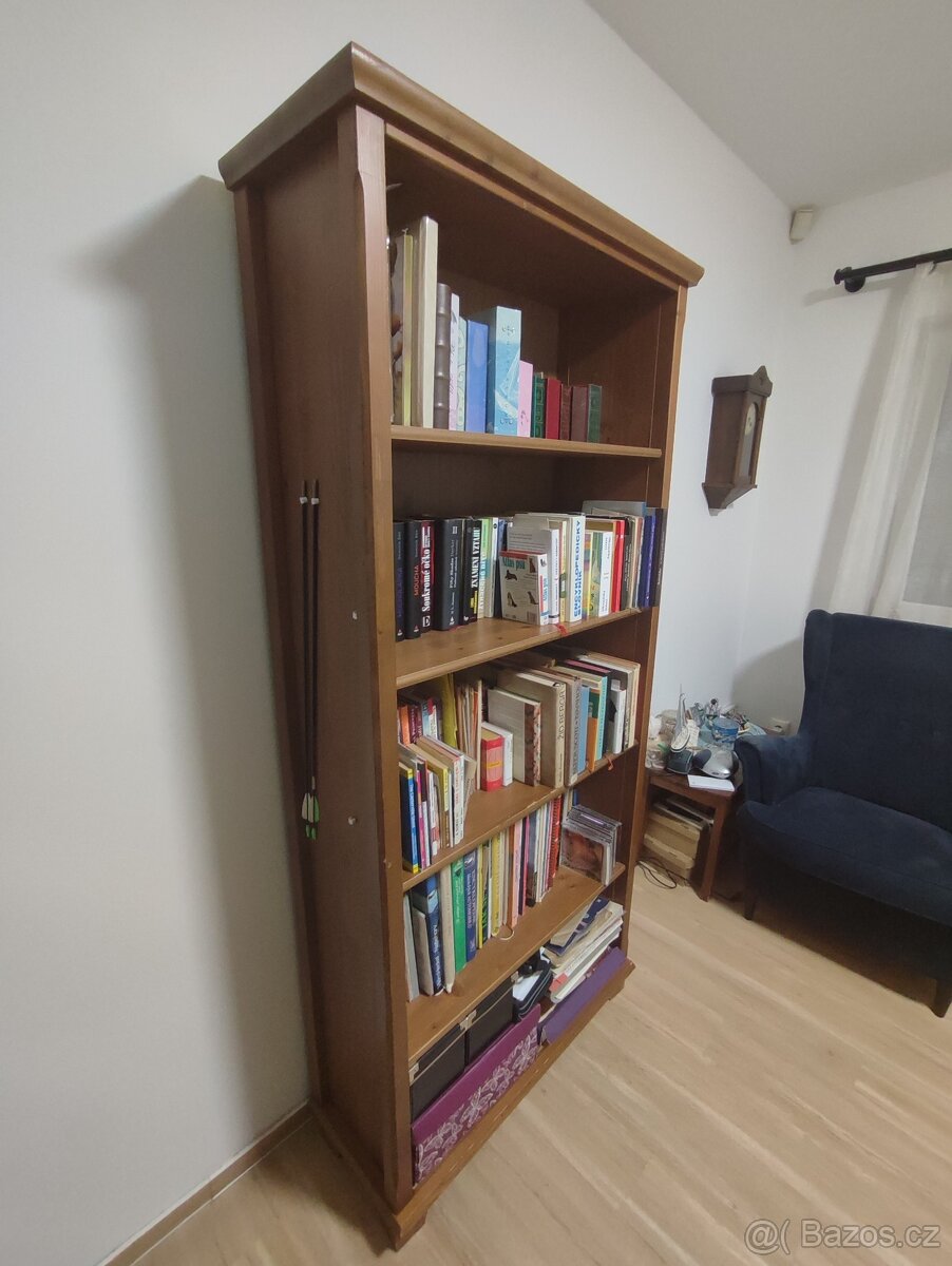 Kvalitní dřevěná knihovna