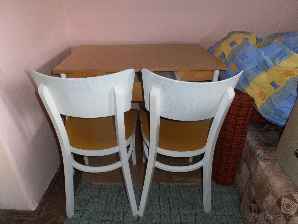 STAROŽITNÉ ŽIDLE A STŮL PO RENOVACI