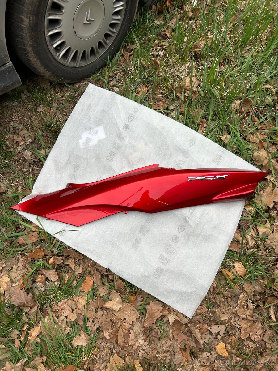 Honda PCX125 levý boční zadní plast (83610-K35-V000)