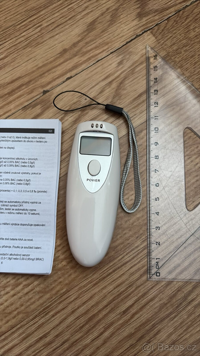 Alkoholtester na 2 baterie AAA Přesnost měření: 0,01% BAC (0