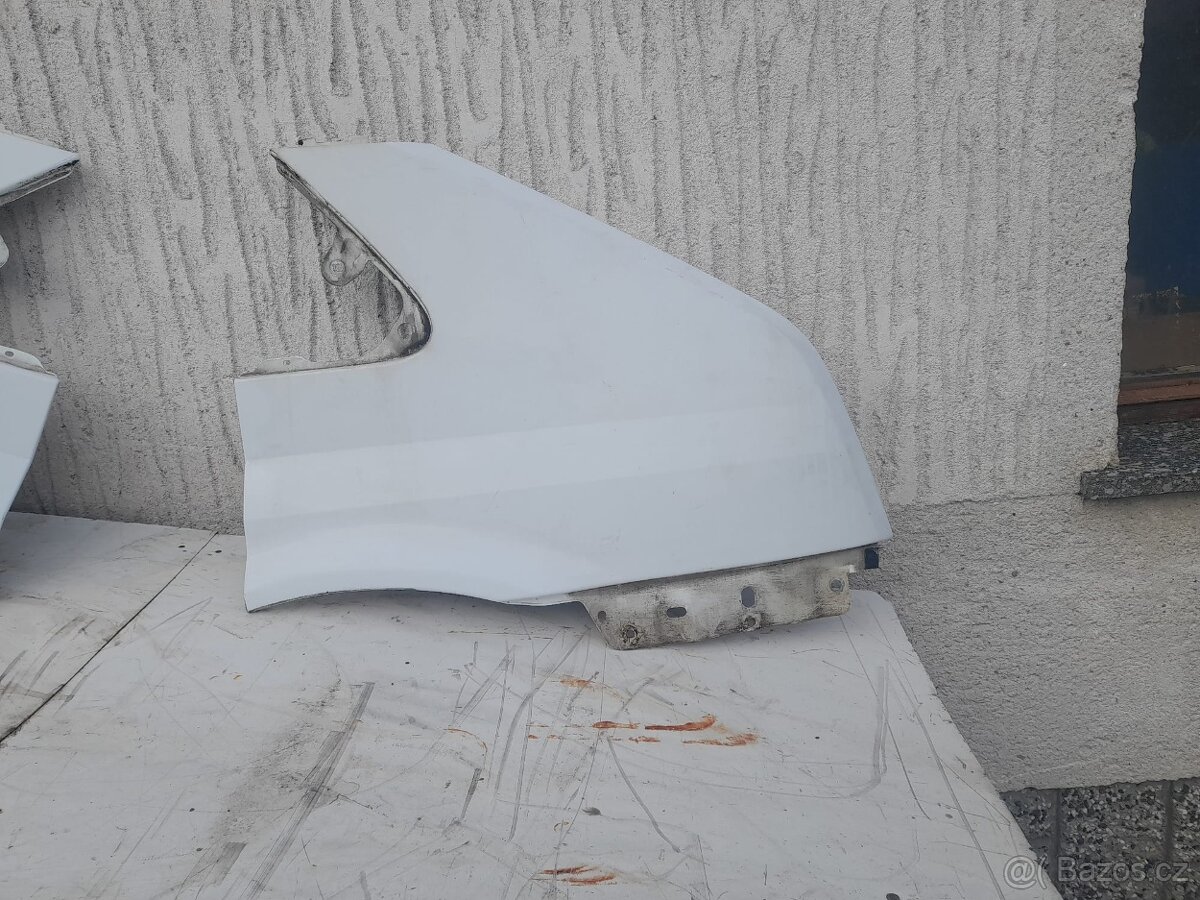 Pravý + levý blatník na Ford Transit r. 2013 bílá barva