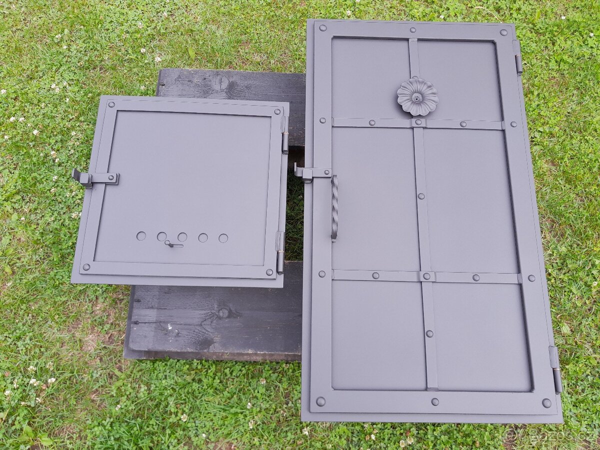 Set dvířek k udírně a topeništi