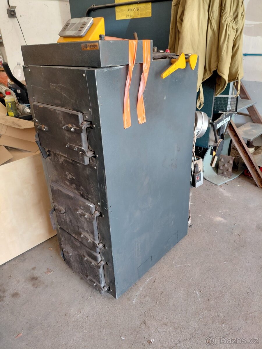 Kotel na tuhá paliva Benekov C27 Premium – perfektní stav