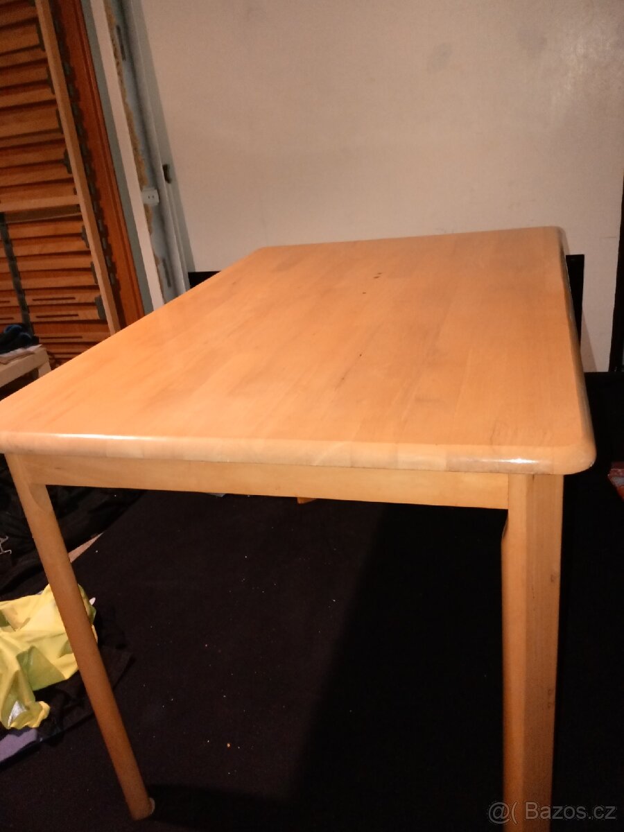 Masivní dřevěný jídelní stůl