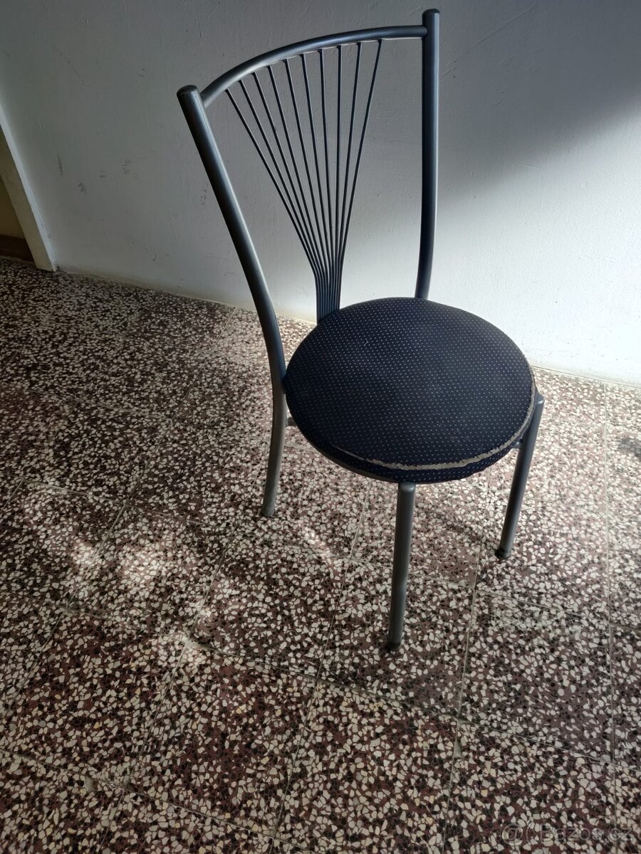 SLEVA Za 500,- zánovní židle 5 ks do jídelny, kuchyně, ven.