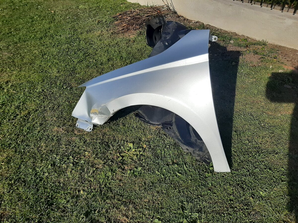 Za symb. cenu daruji levý přední blatník Škoda Fabia III