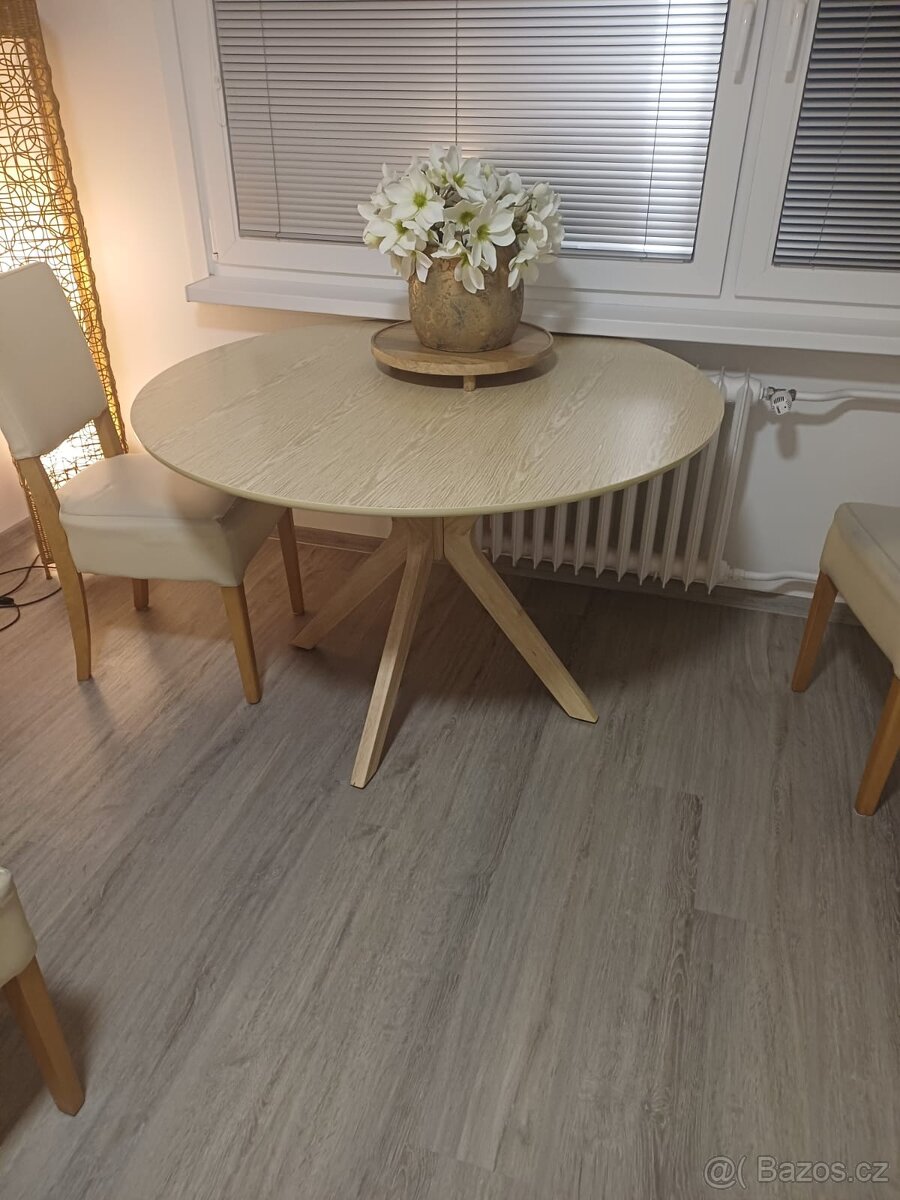 kulatý jídelní stůl 1,2m