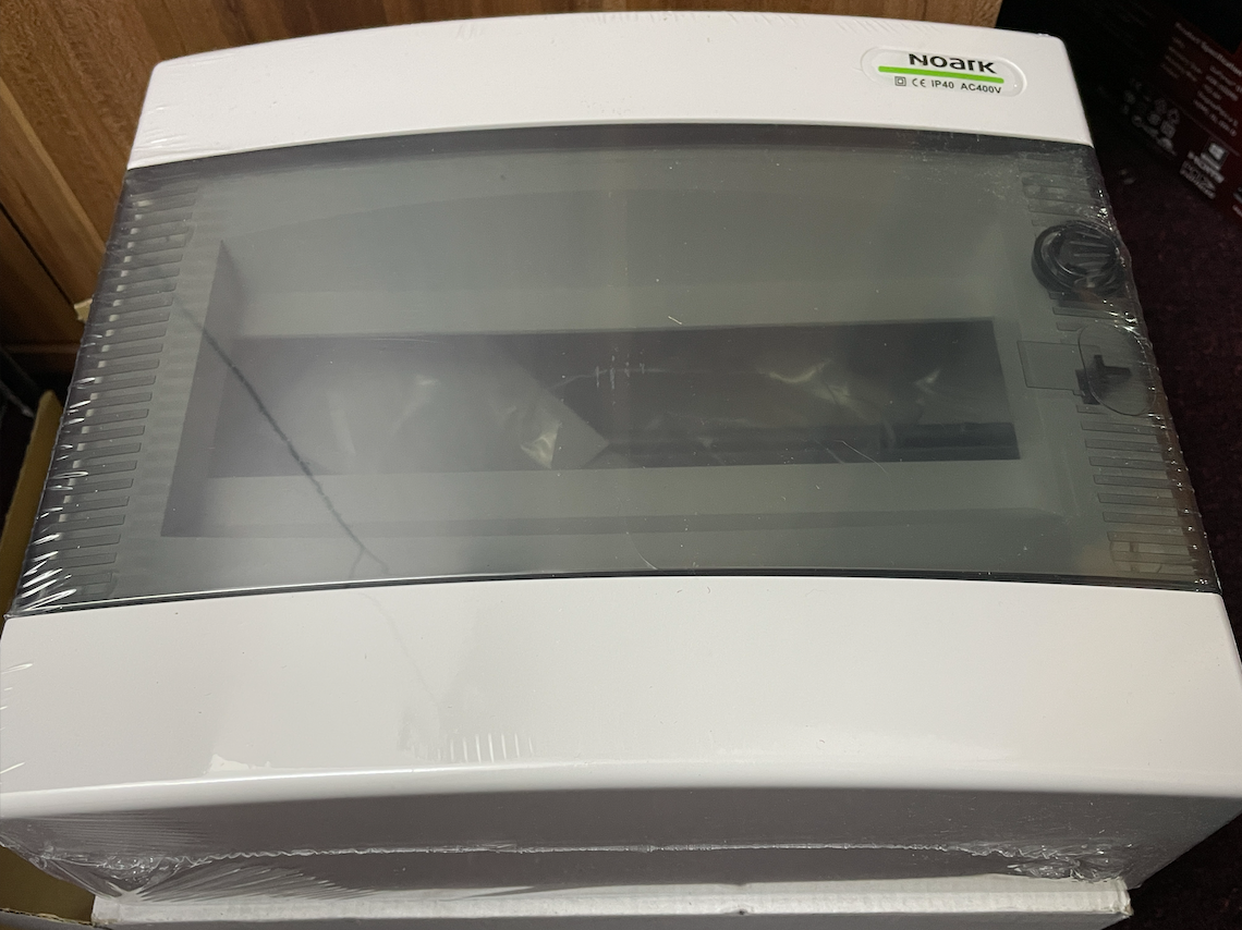 Rozvaděč a jističe (komplet)