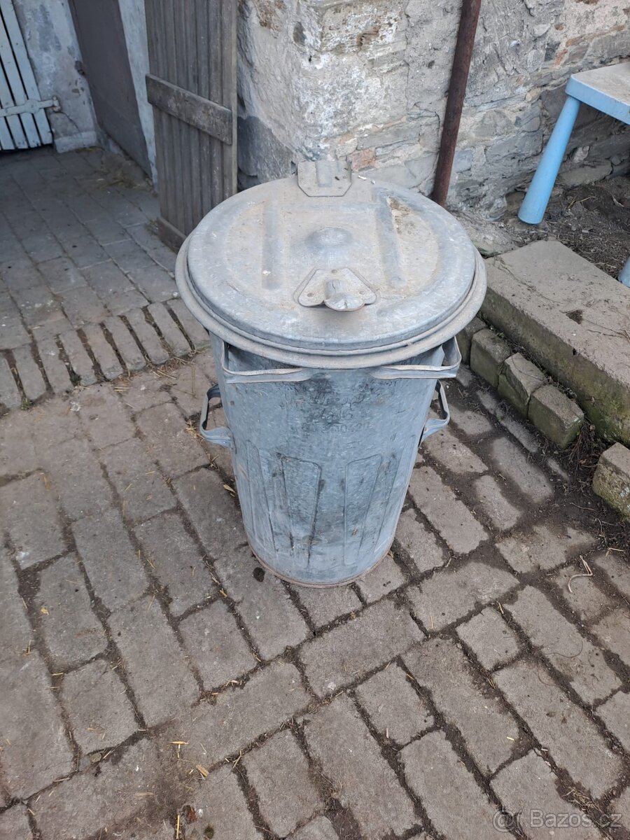 Plechová popelnice