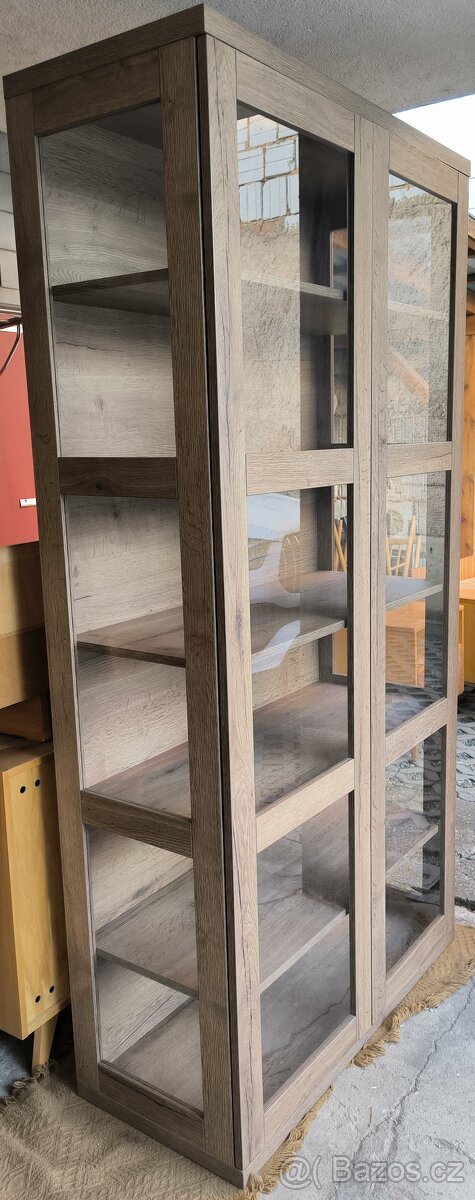 Moderní prosklená vitrína, knihovna