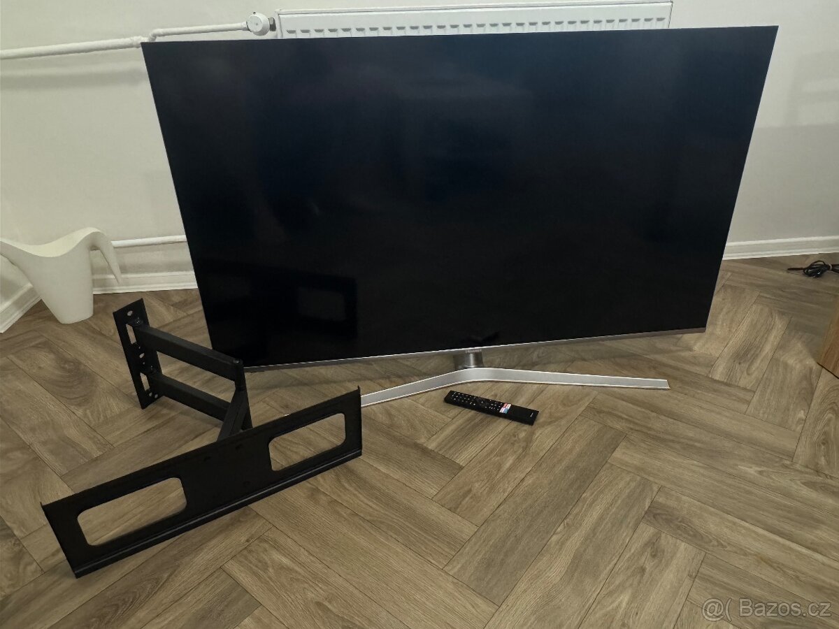 TV Hisense 50” + držák AlzaErgo M220B