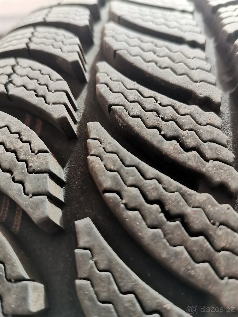 Zimni pneu 205/55 R16 + plechove disky Peugeot