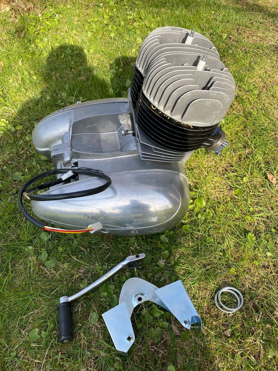 ORIGINÁL TÉMĚŘ ULOŽENKOVÝ MOTOR NA MOTOCYKL JAWA ČZ PANELKA