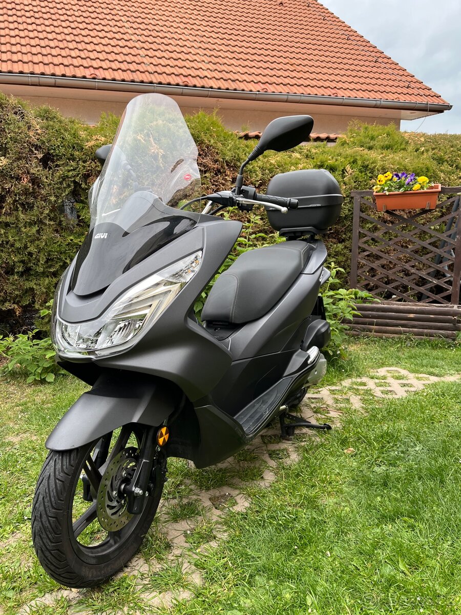 Honda PCX 125, 2016, POUZE 10000km, nová STK