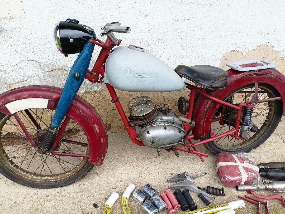 ČZ 125c export červena verze