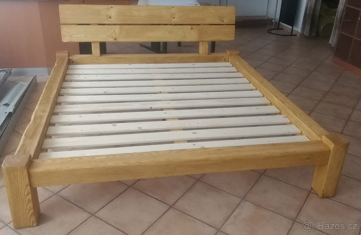 Postel z masivních trámů 180x200cm
