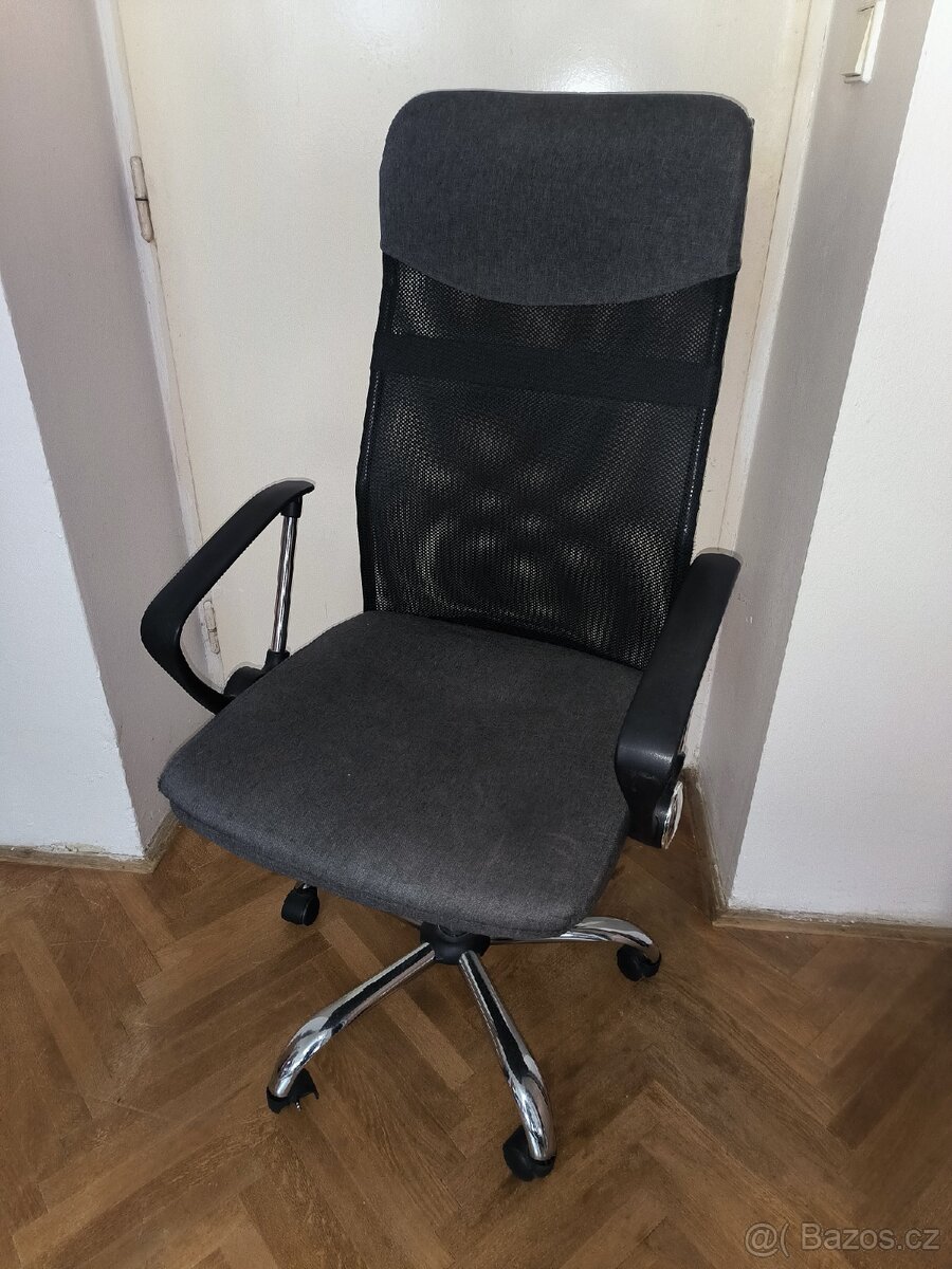 Kancelářská židle s rozbitým kolečkem