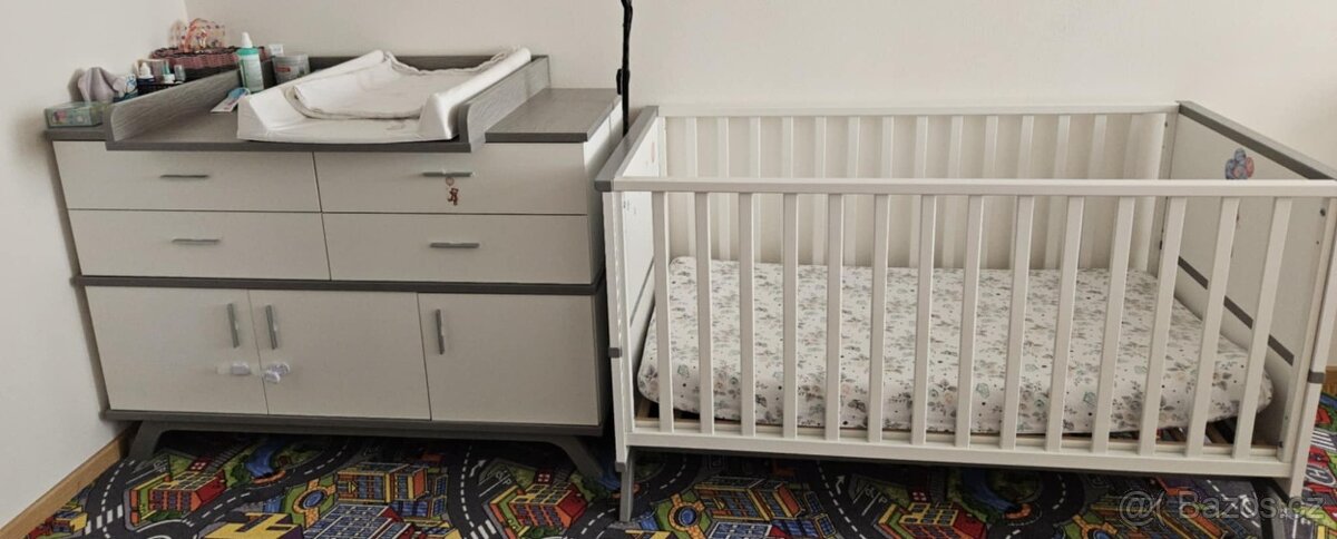Dětská postýlka a komoda s přebalovacím pultem a poličkou