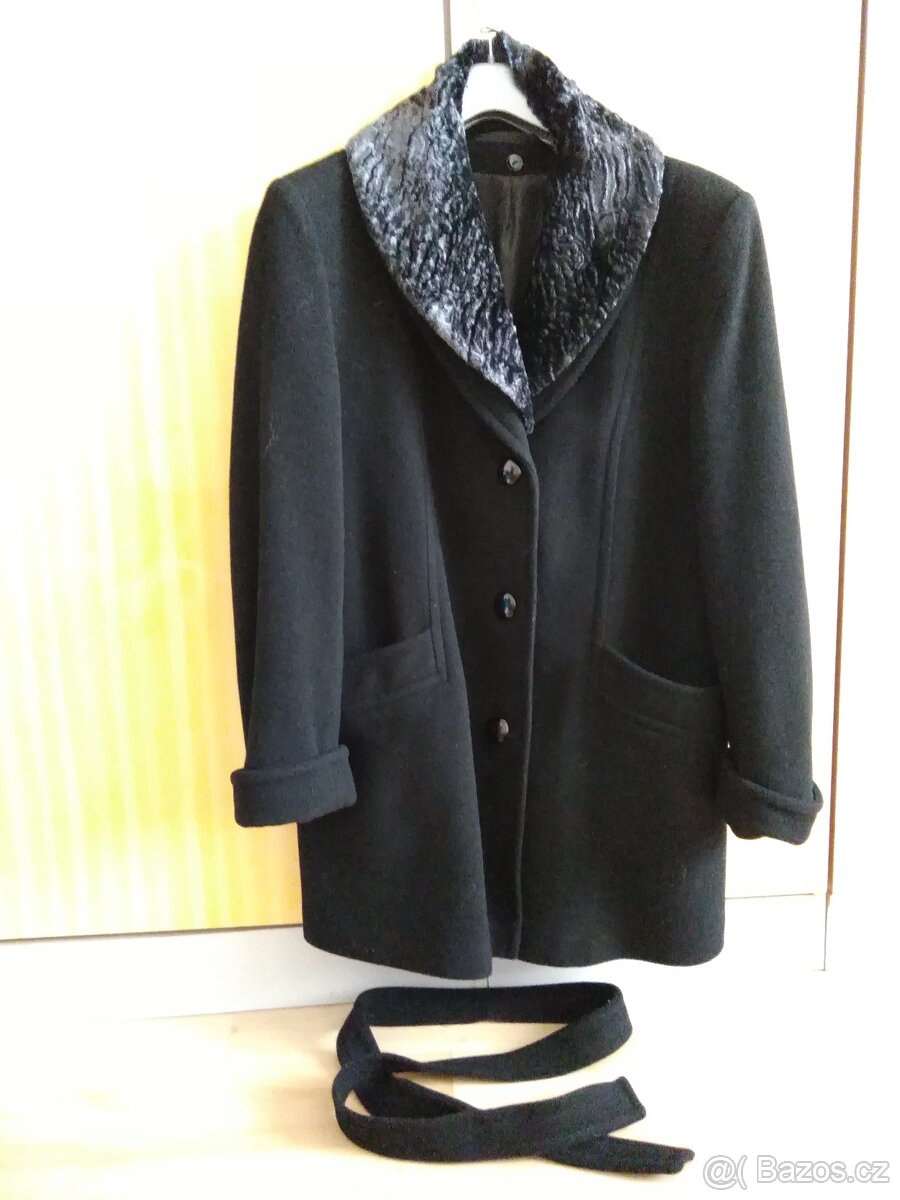 Dámský černý kabát s páskem a odnímatelným ozdobným límcem,