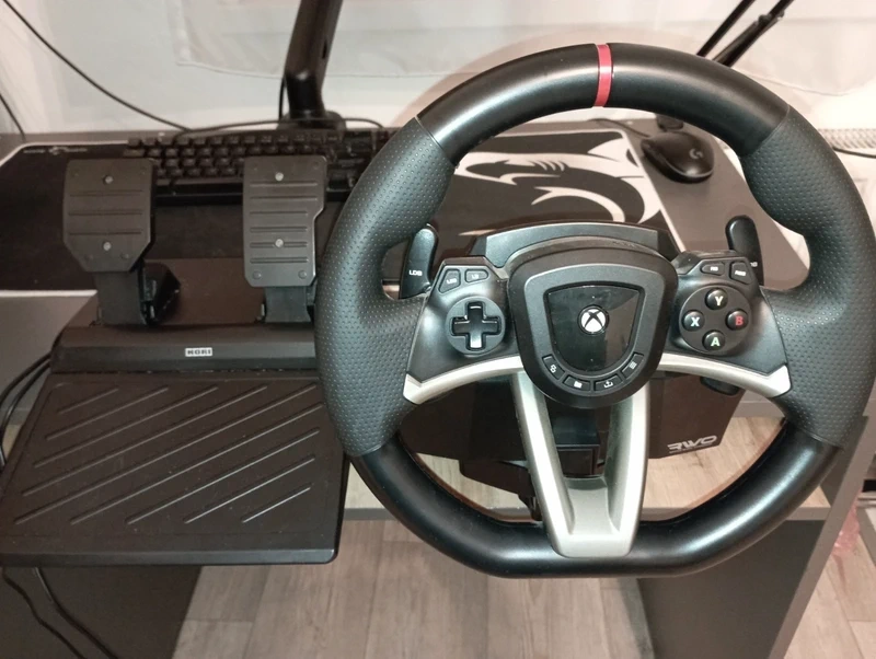 Herní volant k PC včetně pedálů