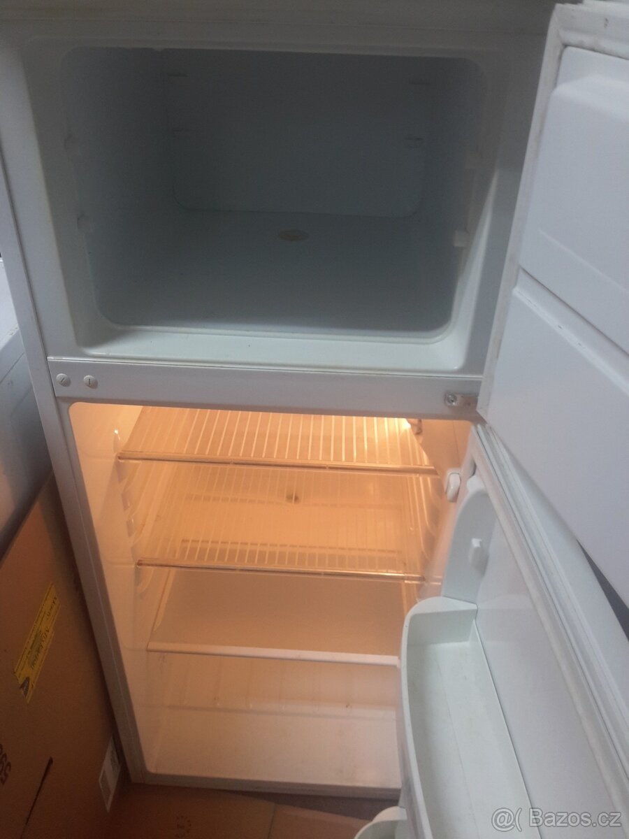 DOPRAVA MOŽNÁ - velká lednice s horním mrazákem