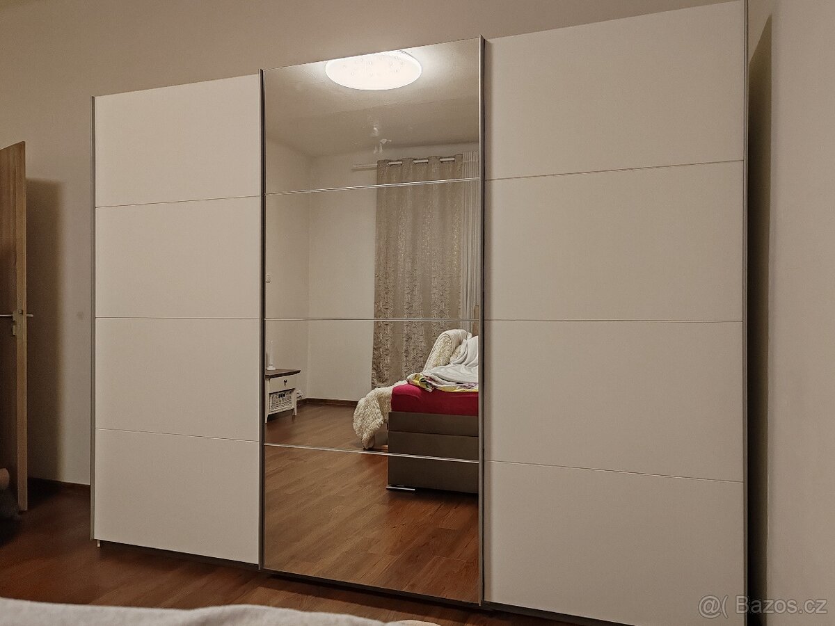 Skříň s posuvnými dveřmi Ernie