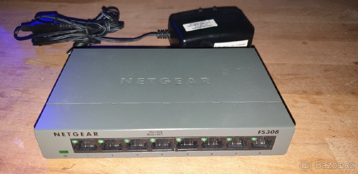 Netgear FS308 8x 10 / 100 Switch
FS308 – 8× 10/100 přepínač