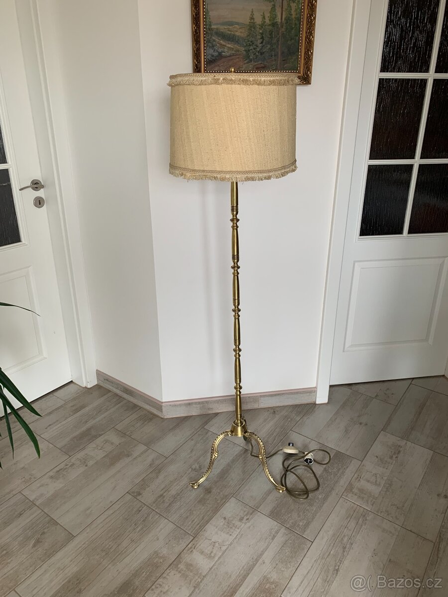 Stojací retro lampa