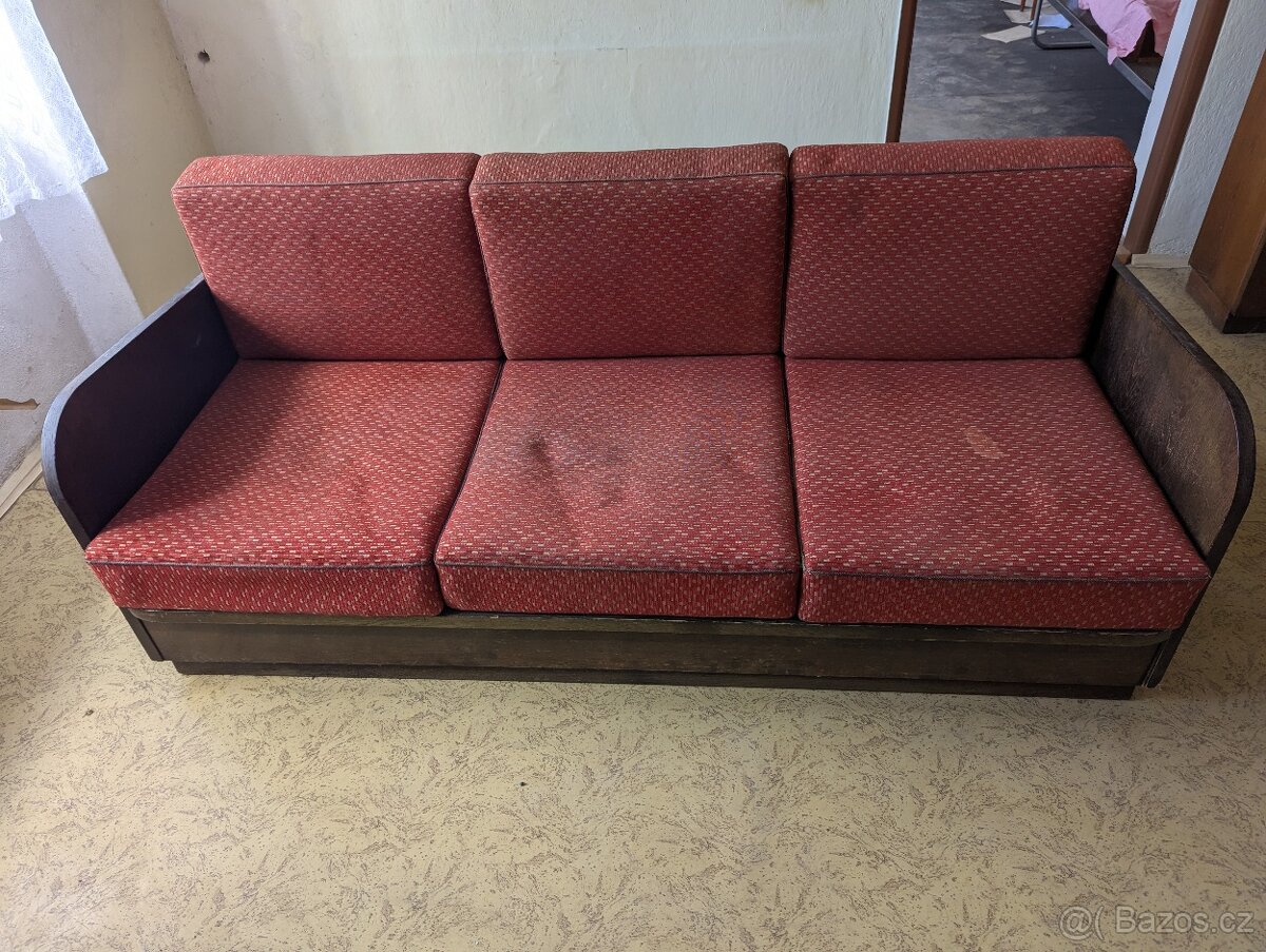 retro rozkládací gauč