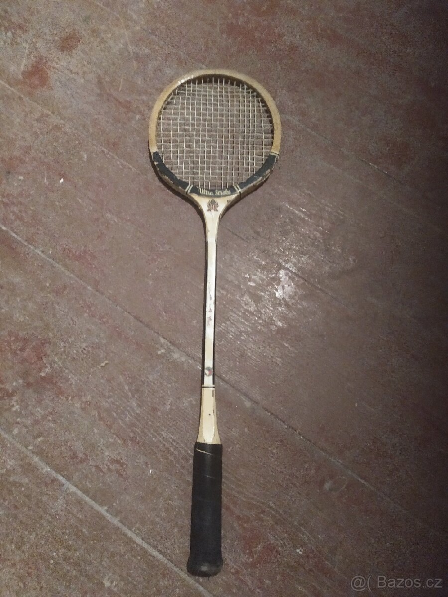 Retro tenisová raketa