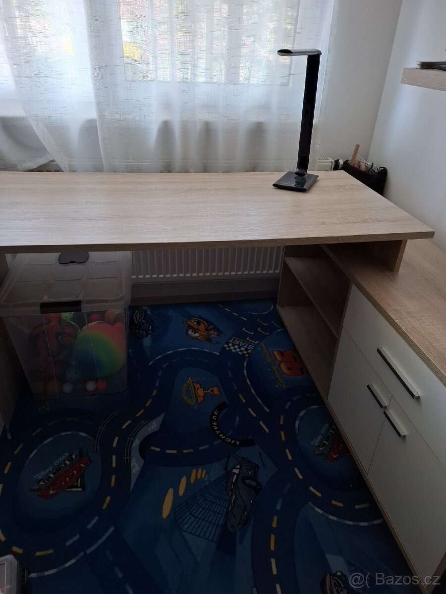 Psací stůl s úložným prostorem