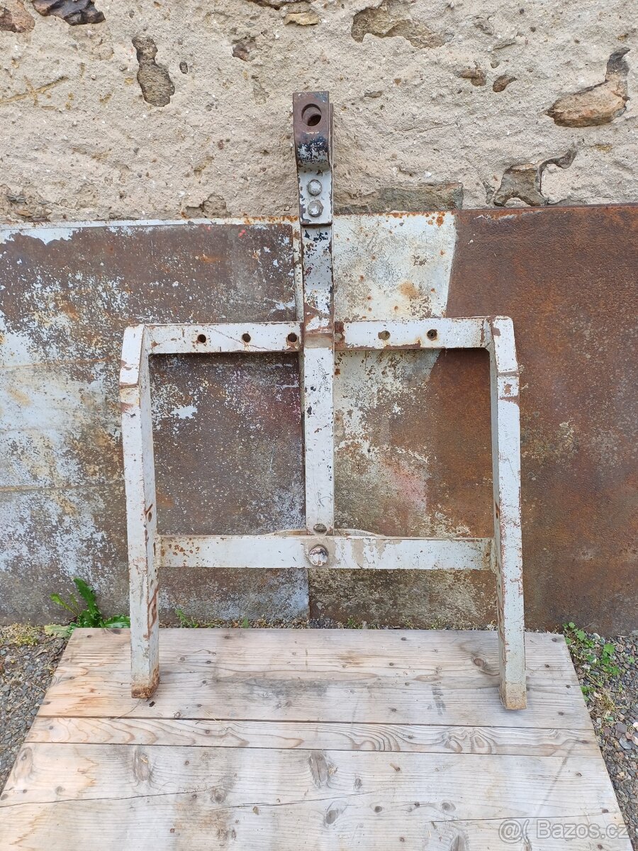 Závěs Zetor 25