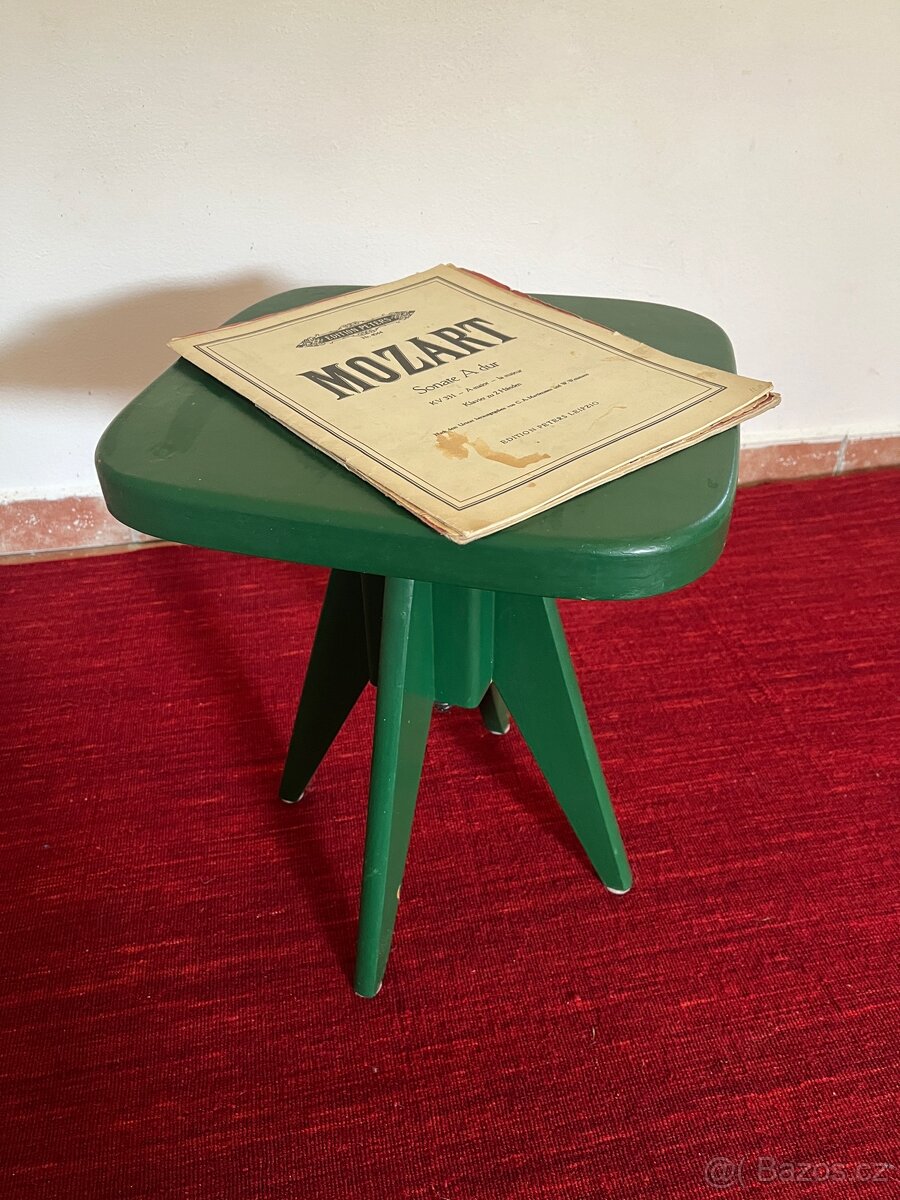 zelená pianová stolička
