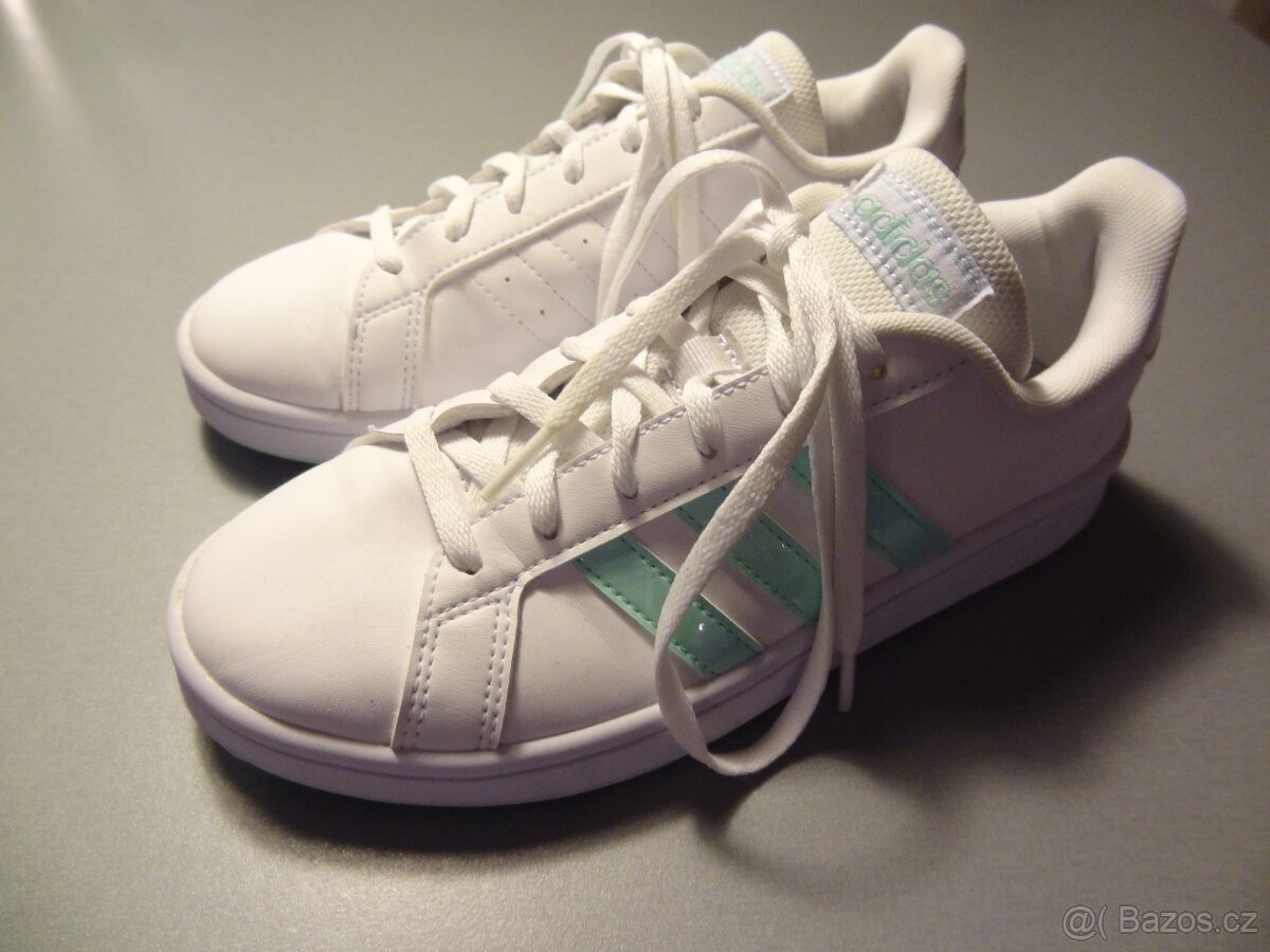 Bílé tenisky Adidas s mintovými prvky vel. UK 4 / 36