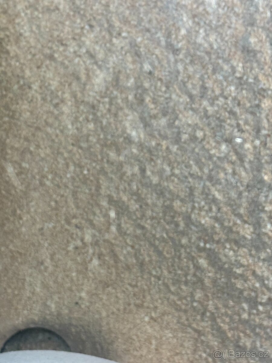 Piliny, hobliny z masivního materiálu suché.