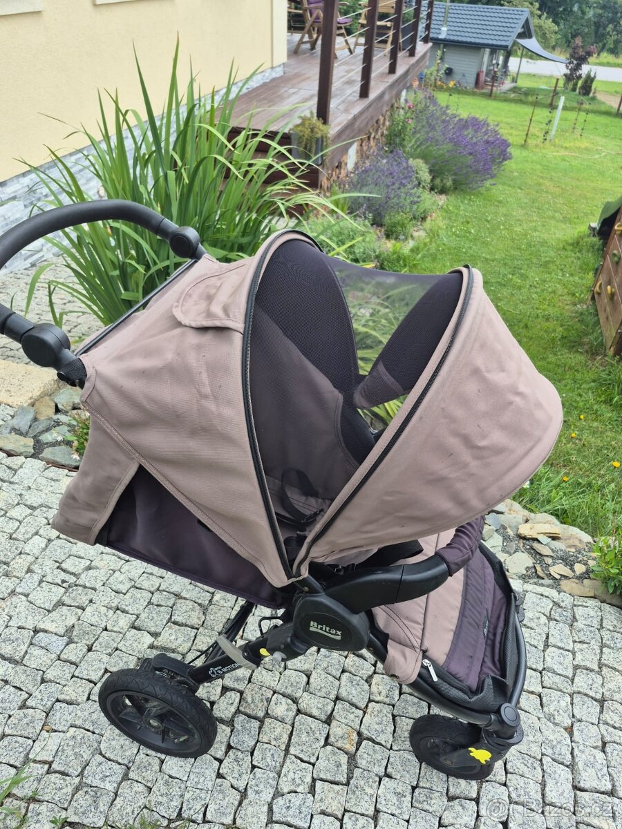 Kočárek britax