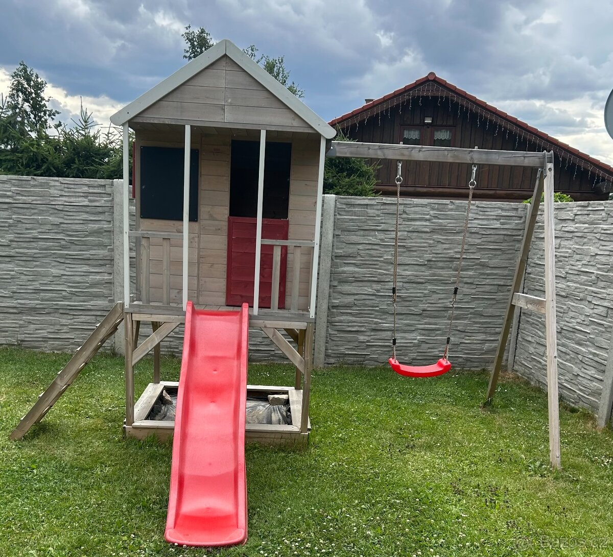 Dětský dřevěný domeček