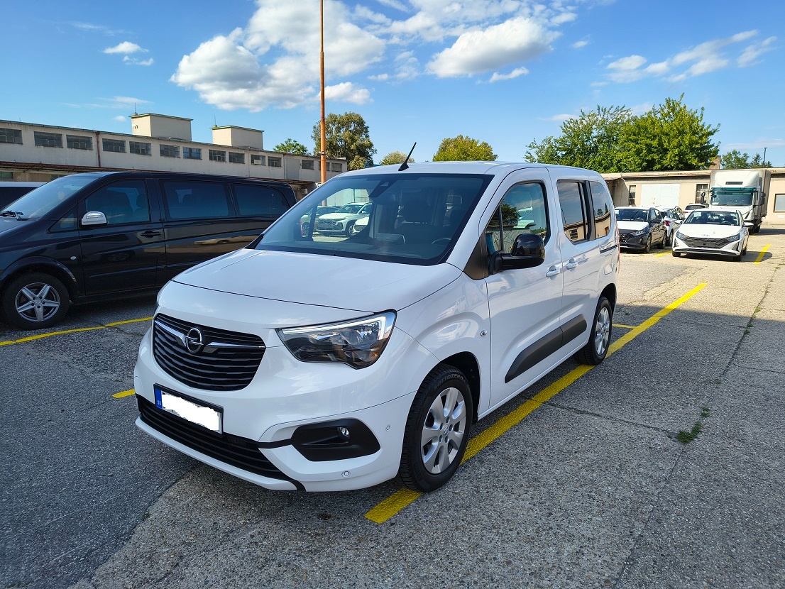 2021_Opel Combo Life DIESEL_BOHATÁ VÝBAVA_5 miest_1.maj SR_