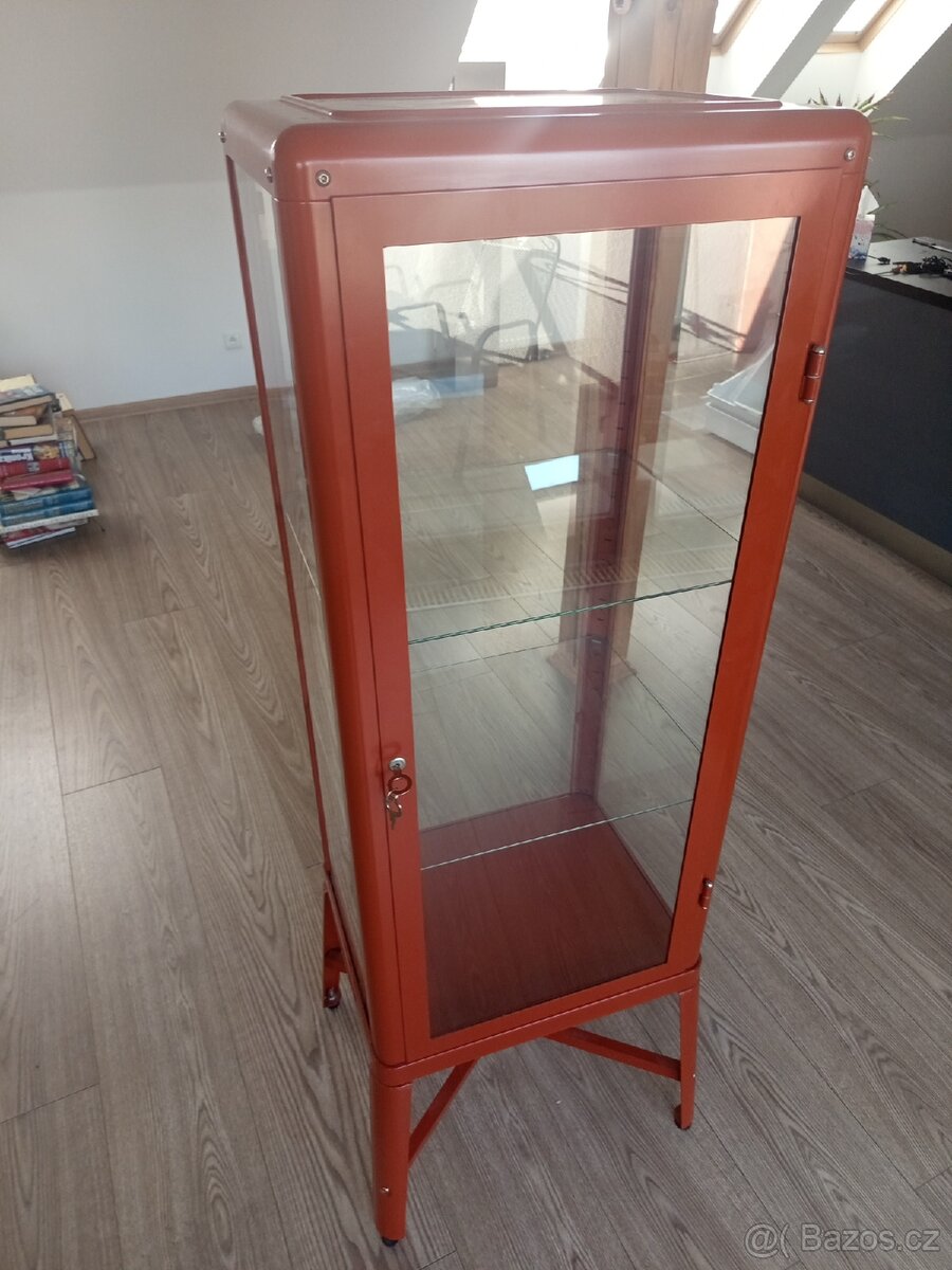 Prosklená vitrína uzamykatelná