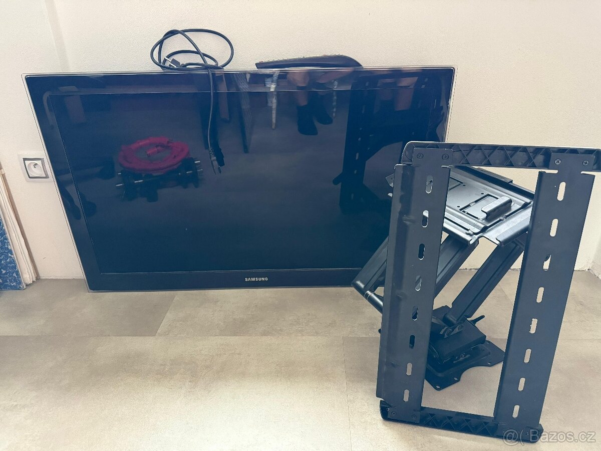 Tv samsung i s držákem na zeď.